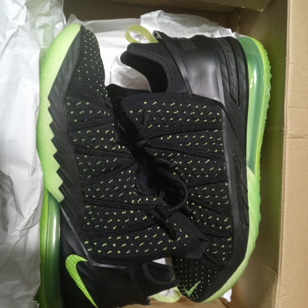 Men's lebron xvIII sz 10.5 black electric green
